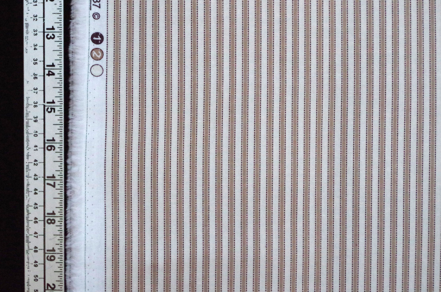 Qulting Cotton - Fat Quarter - Collums White