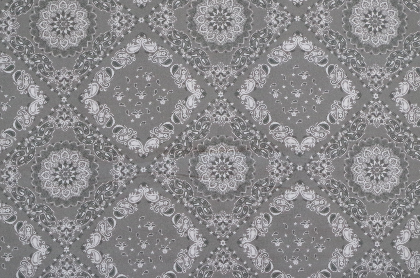 Qulting Cotton - Fat Quarter - Bandana Print Grey