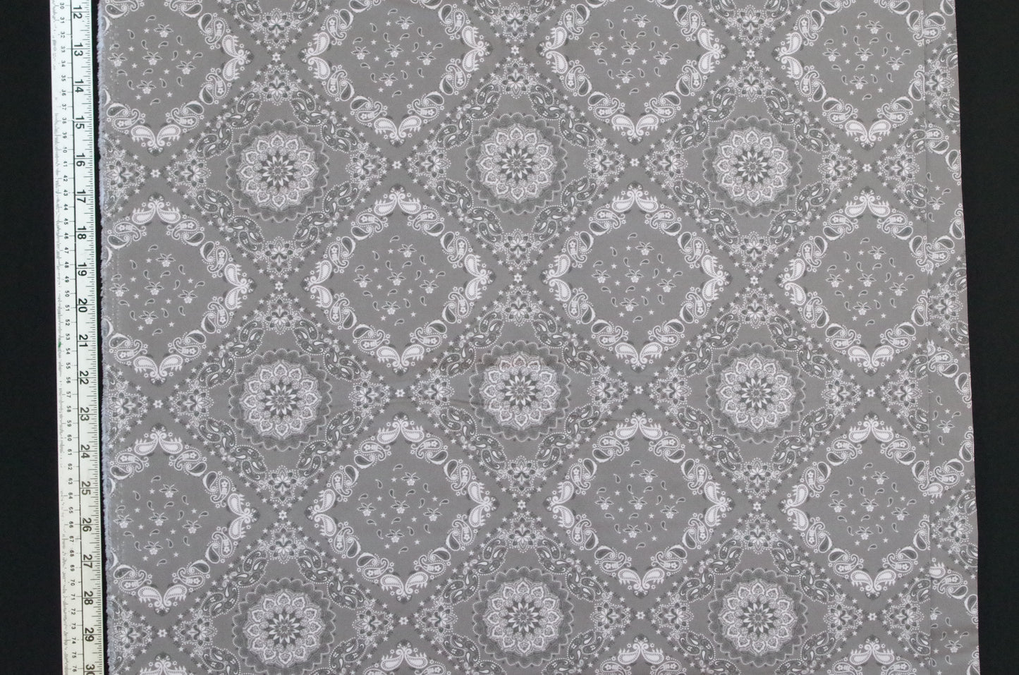 Qulting Cotton - Fat Quarter - Bandana Print Grey