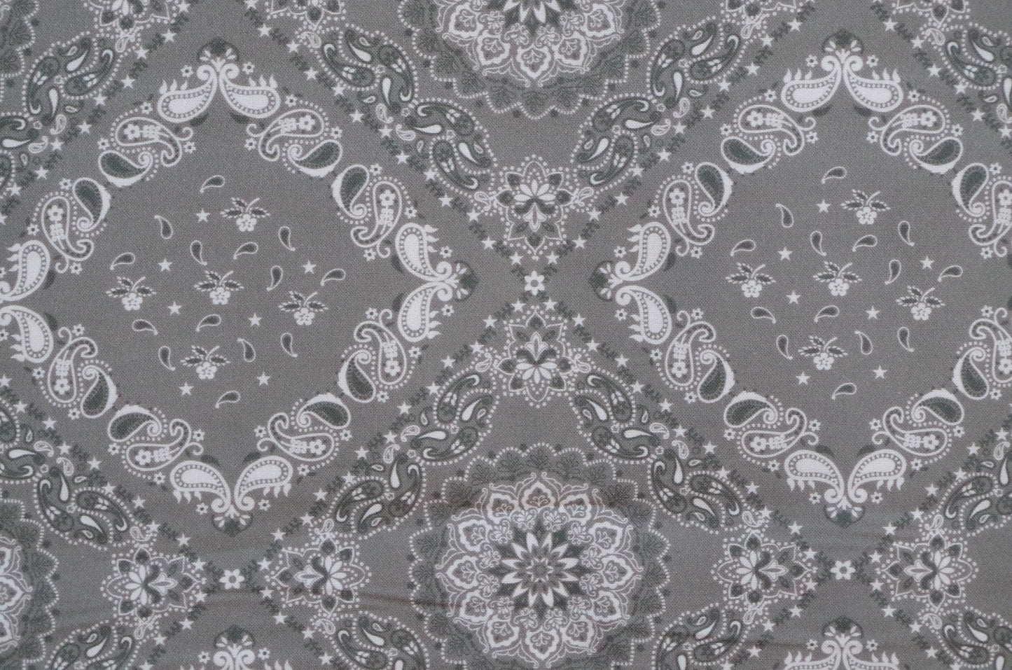 Qulting Cotton - Fat Quarter - Bandana Print Grey